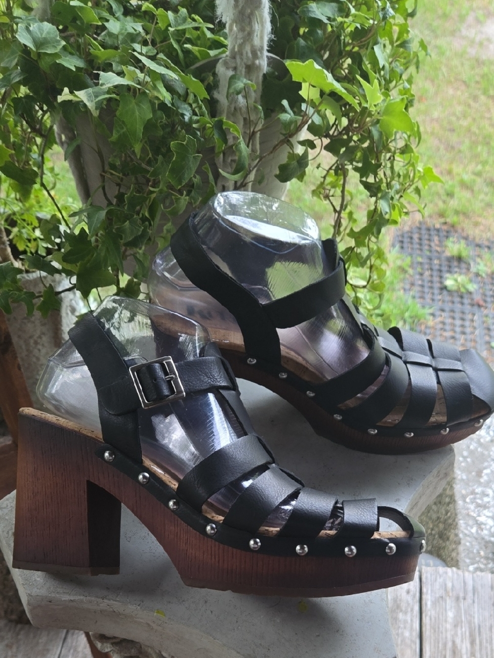Korks Whitney Black Vegan Platform Studded Sandals Size 9